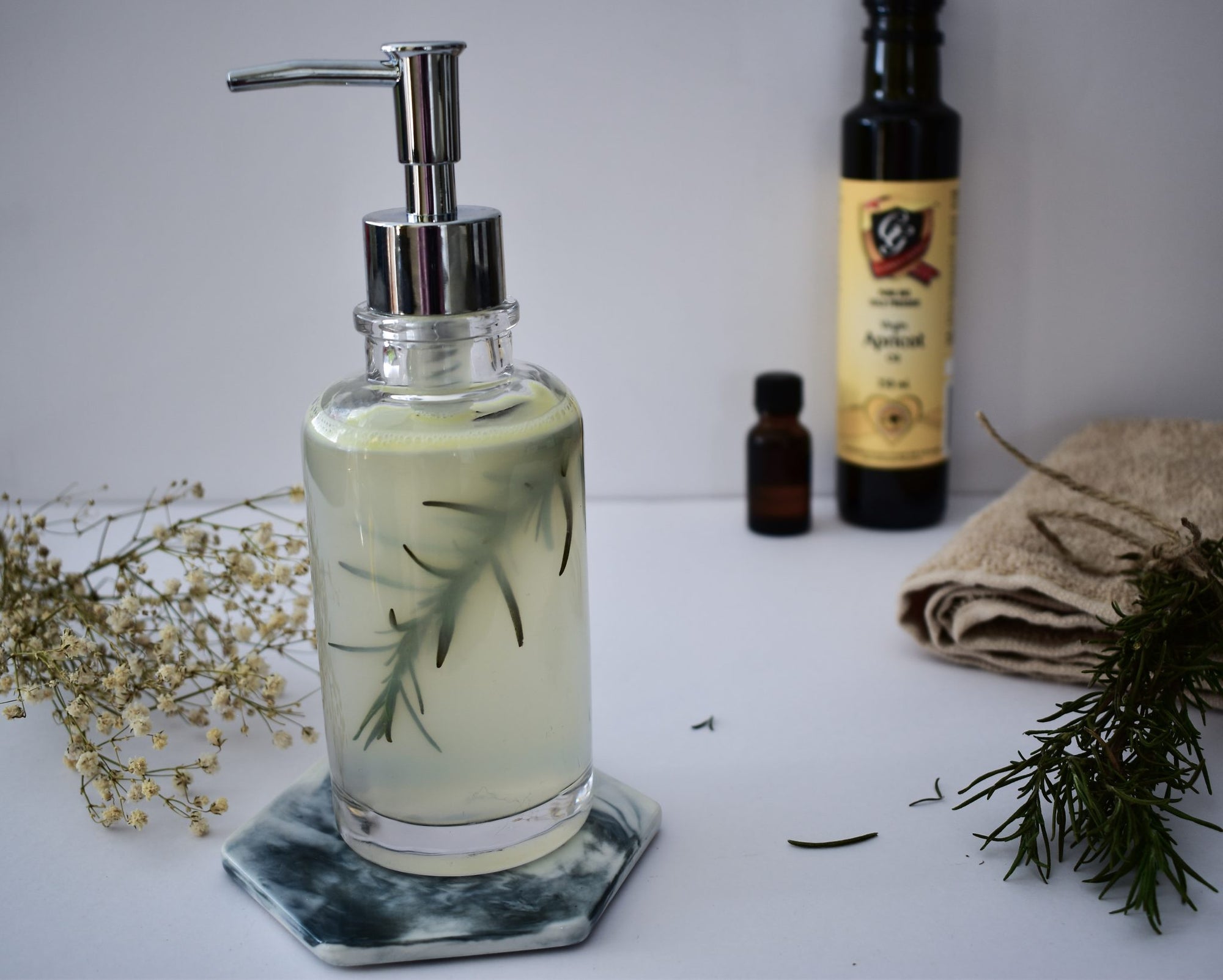 Cleansing lavender and rosemary foaming handwash